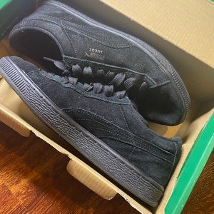 Women black pumas